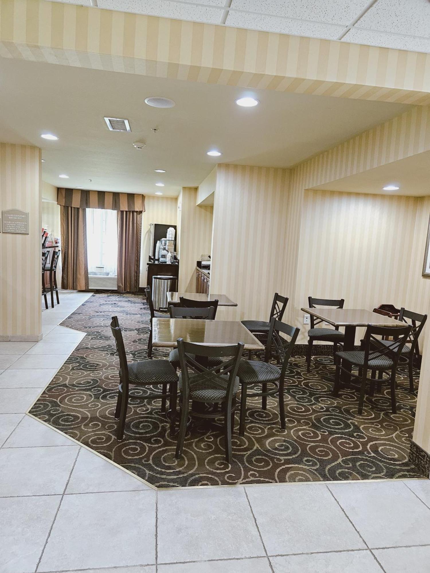 Cobblestone Inn & Suites - Bloomfield Екстер'єр фото