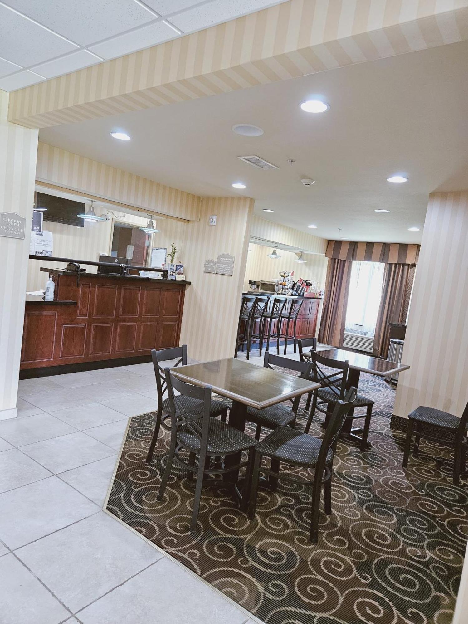 Cobblestone Inn & Suites - Bloomfield Екстер'єр фото