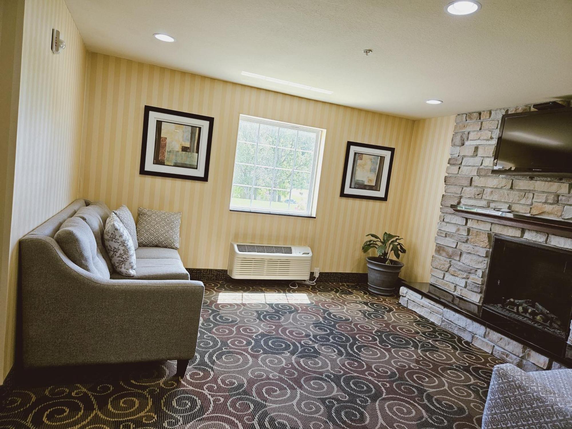 Cobblestone Inn & Suites - Bloomfield Екстер'єр фото