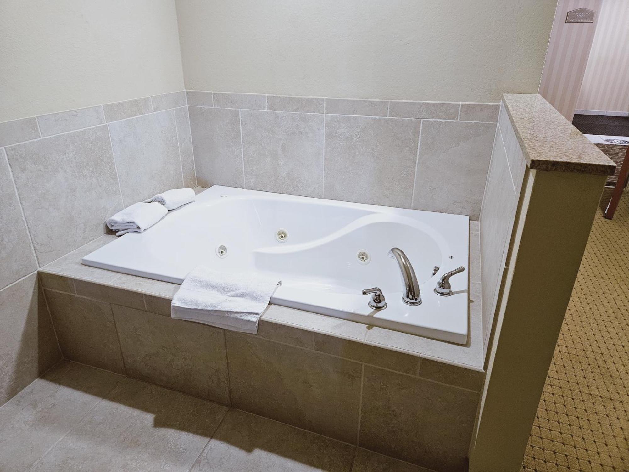 Cobblestone Inn & Suites - Bloomfield Екстер'єр фото