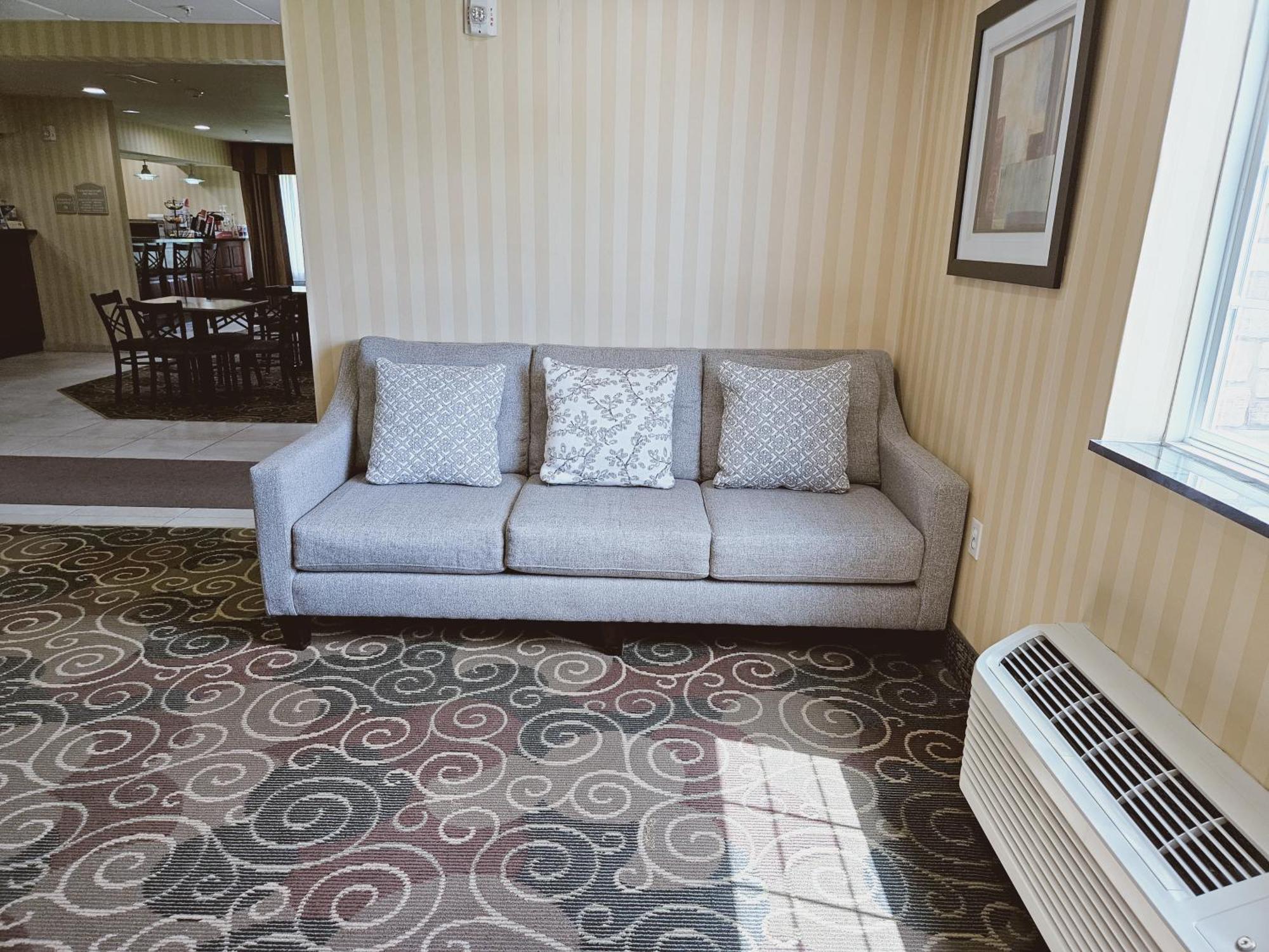Cobblestone Inn & Suites - Bloomfield Екстер'єр фото