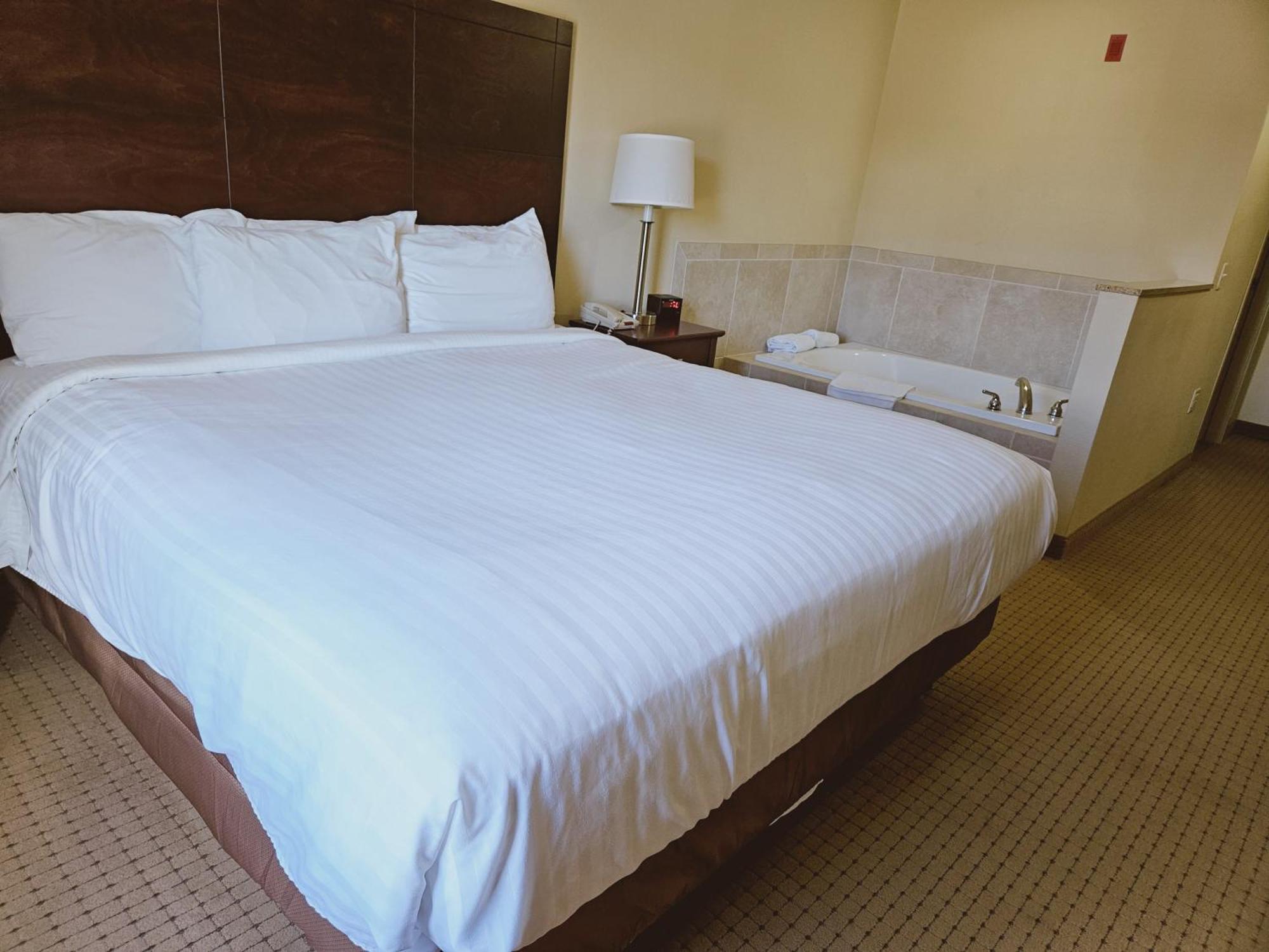 Cobblestone Inn & Suites - Bloomfield Екстер'єр фото