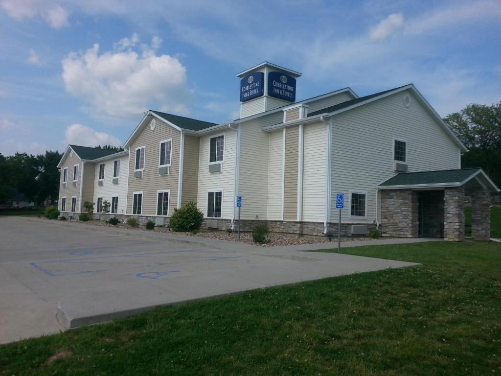 Cobblestone Inn & Suites - Bloomfield Екстер'єр фото