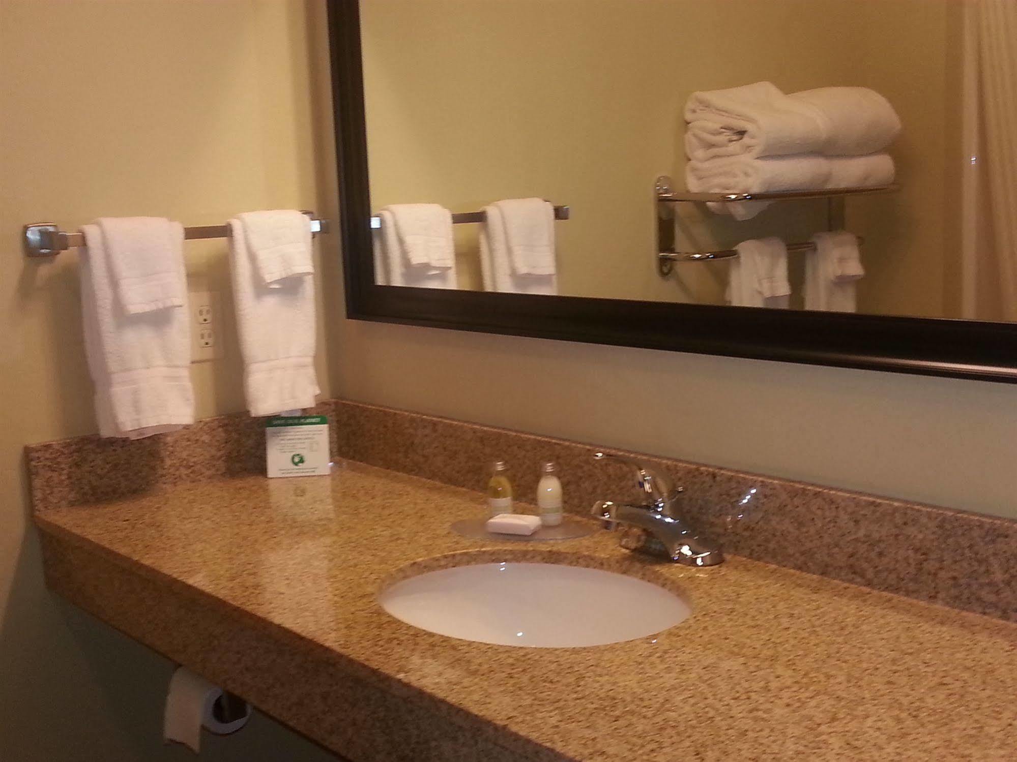 Cobblestone Inn & Suites - Bloomfield Екстер'єр фото