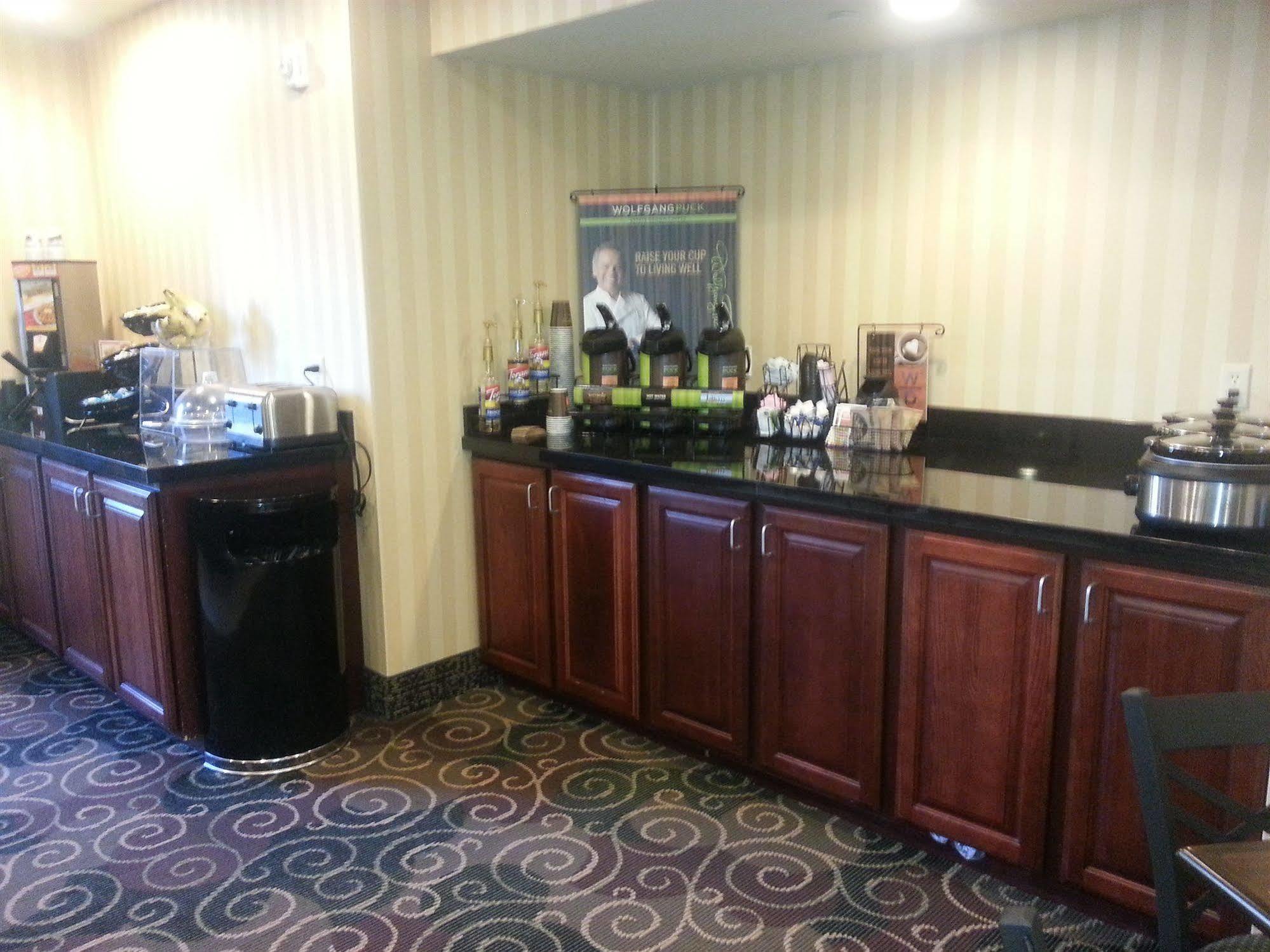 Cobblestone Inn & Suites - Bloomfield Екстер'єр фото
