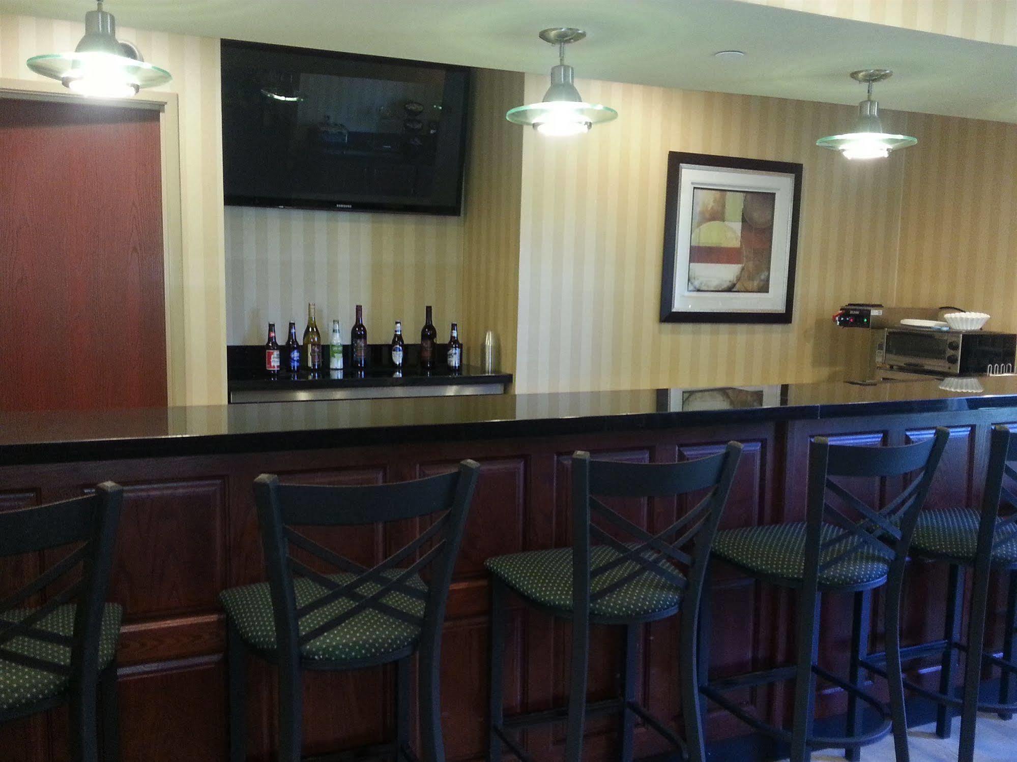 Cobblestone Inn & Suites - Bloomfield Екстер'єр фото