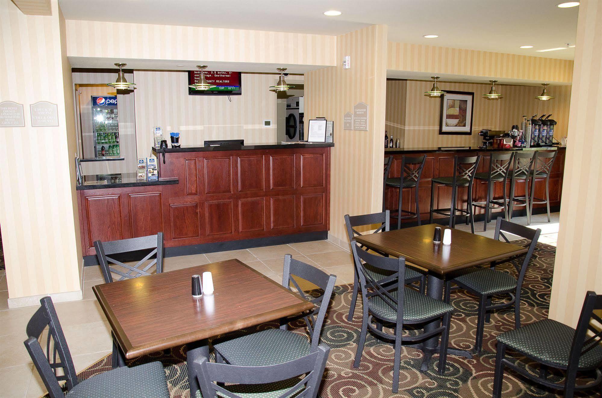 Cobblestone Inn & Suites - Bloomfield Екстер'єр фото