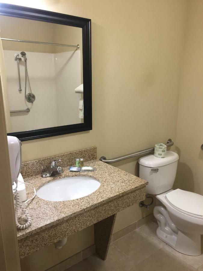 Cobblestone Inn & Suites - Bloomfield Екстер'єр фото
